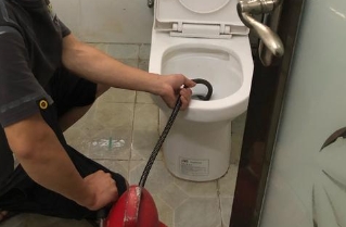 马桶疏通